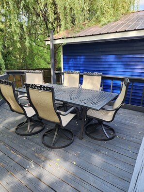 Outdoor dining - Welcoming 4-bedroom house with AC in charming La Center (La Center)