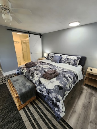4 bedrooms, iron/ironing board, WiFi, bed sheets. Welcoming 4-bedroom house with AC in charming La Center