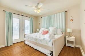 3 bedrooms, WiFi, bed sheets - NEW | Bayfront | Beach Nearby | Kayaks | Large Deck | Community Pool | Pets Welcome | Patio (Jamaica Beach)