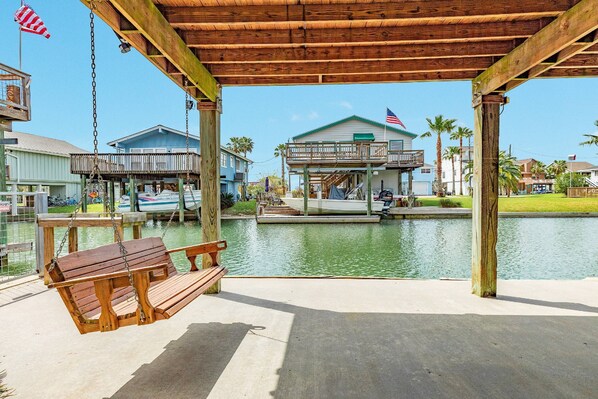 Terrace/patio - NEW | Bayfront | Beach Nearby | Kayaks | Large Deck | Community Pool | Pets Welcome | Patio (Jamaica Beach)