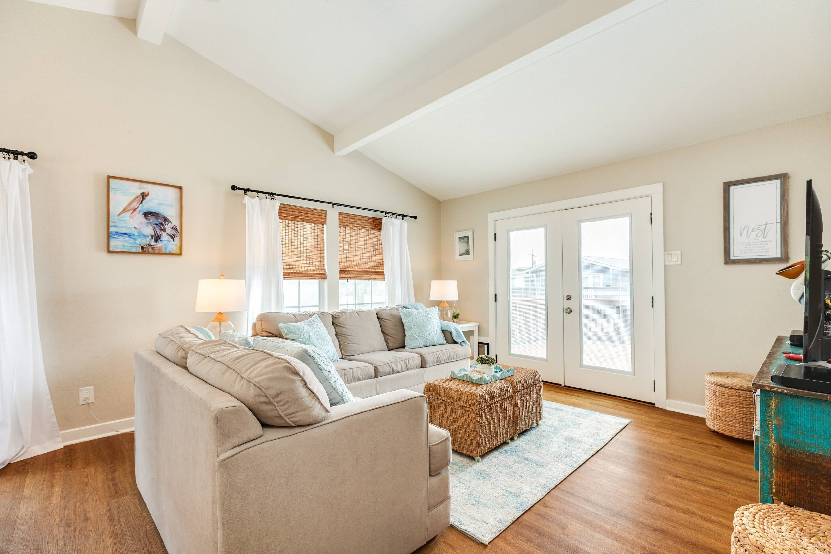 New  | Bayfront |  Beach Nearby | Kayaks | Large Deck | Community Pool | Pets Welcome | Patio - Jamaica Beach, TX