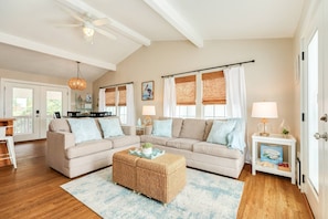 TV - NEW | Bayfront | Beach Nearby | Kayaks | Large Deck | Community Pool | Pets Welcome | Patio (Jamaica Beach)