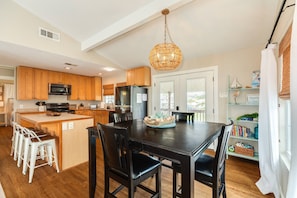 Dining - NEW | Bayfront | Beach Nearby | Kayaks | Large Deck | Community Pool | Pets Welcome | Patio (Jamaica Beach)