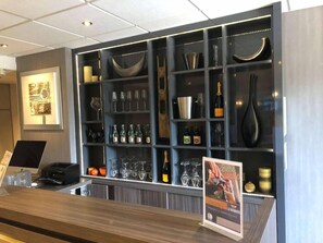 Bar (on property) - Kyriad Saint Quentin (Saint-Quentin)