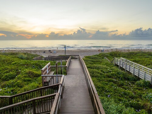 One Minute to Beach Access! Gulf Views! Pool & Spa