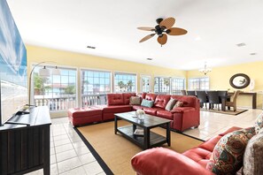 Smart TV, books - 4BR Private Beach House Steps to Sand! With Ocean View, Pool & Spa | Sleeps 14 (South Padre Island)