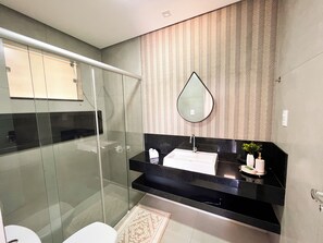 Baño | Regadera, secadora de cabello, toallas, jabón 