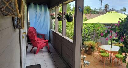 Boho-Chic Bungalow: 5 Mins to Downtown & Airport
spacious one bedroom San Diego