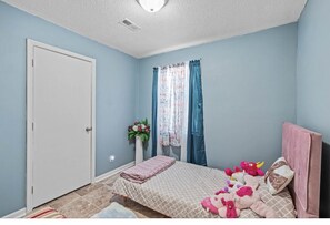 3 bedrooms, iron/ironing board, WiFi, bed sheets