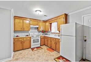 Private kitchen - Hank And Margie's Place, TOO (Fairfax)