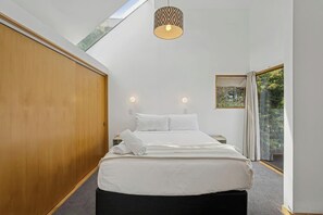 3 chambres, fer et planche à repasser, Wi-Fi, draps fournis