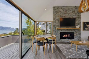 Dining - Earnslaw Lakeview Retreat, close to town + parking (Queenstown)