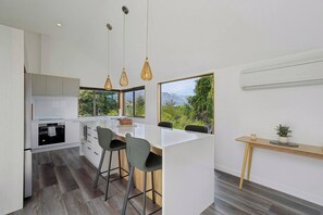 Fridge, microwave, oven, stovetop - Earnslaw Lakeview Retreat, close to town + parking (Queenstown)