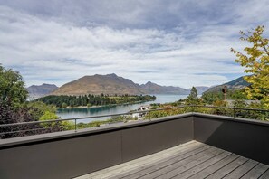 Terrace/patio - Earnslaw Lakeview Retreat, close to town + parking (Queenstown)