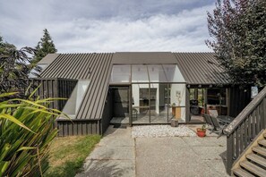 Exterior - Earnslaw Lakeview Retreat, close to town + parking (Queenstown)