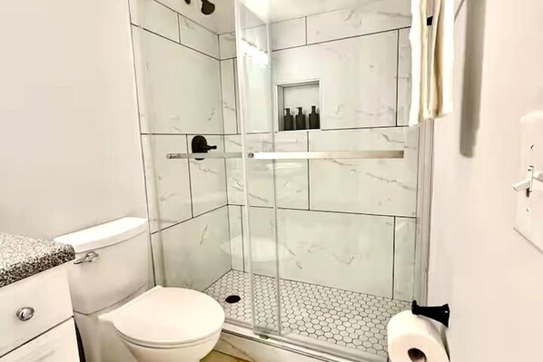SĂšche-cheveux, serviettes fournies, savon, papier toilette