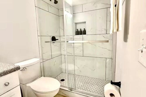 Serene 2-bedroom condo with AC in charming Greensboro