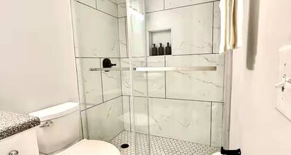 Serene 2-bedroom condo with AC in charming Greensboro