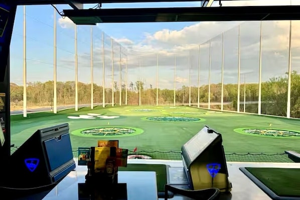 Un parcours de golf offrant une vue dégagée sur le fairway, les greens et les arbres environnants.