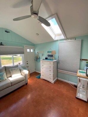 Interior - Charming 1-bedroom cottage in York perfect for a relaxing getaway. (York)