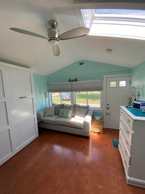 Smart TV - Charming 1-bedroom cottage in York perfect for a relaxing getaway. (York)