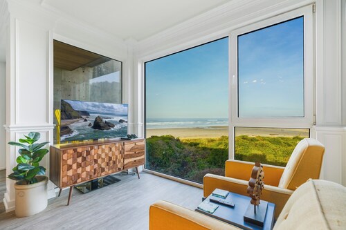 Rockaway Beach Oceanfront Views! Private Balcony, Beachfront Paradise!