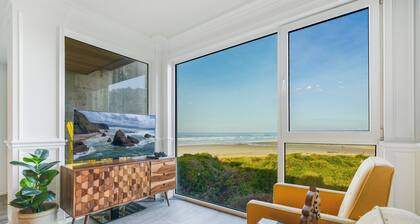 Rockaway Beach Oceanfront Views! Private Balcony, Beachfront Paradise!