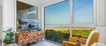 Rockaway Beach Oceanfront Views! Private Balcony, Beachfront Paradise!