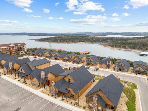 Hot Tub! Vaulted Ceilings! Fire Pit!