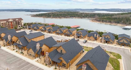 Hot Tub! Vaulted Ceilings! Fire Pit!