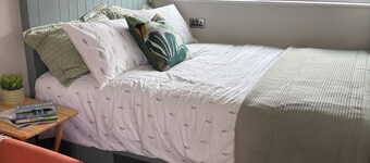 Cosy Den for two, outdoor space, quiet village location, 10 mins drive to beach.