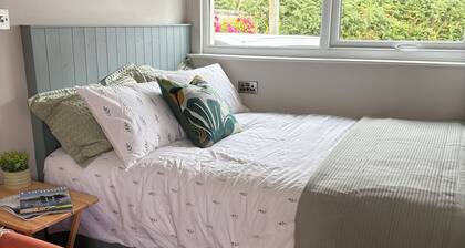 Cosy Den for two, outdoor space, quiet village location, 10 mins drive to beach.