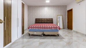 A bedroom with a bed, wardrobe, and a door. - Casa  piscina a 180m da Praia Boraceia (Bertioga)