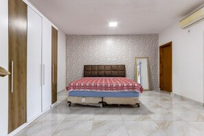 A bedroom with a bed, wardrobe, and a door. - Casa  piscina a 180m da Praia Boraceia (Bertioga)