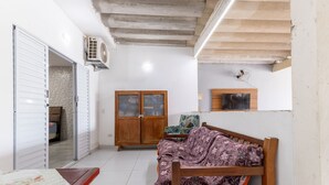 A room with a bed, wardrobe, and a mirror. - Casa  piscina a 180m da Praia Boraceia (Bertioga)