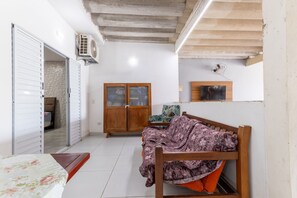 Ein Zimmer mit einem Bett, einem Kleiderschrank und einem Spiegel.