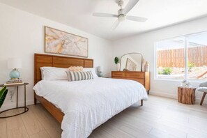 3 habitaciones, escritorio y tabla de planchar con plancha 