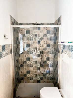 Shower, bidet, towels - Detached house in the center near the sea and the Spa Center (Margherita di Savoia)