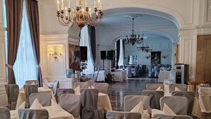 A formal dining room with tables set for a banquet, chandeliers, and a grand arched ceiling. - HOTEL REGAL 1880 - Boutique Hotel Sinaia (Sinaia)