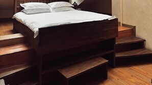 A bedroom with a skylight, wooden bed, and built-in stairs. - HOTEL REGAL 1880 - Boutique Hotel Sinaia (Sinaia)