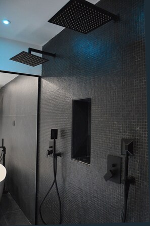 Shower, jetted tub, hair dryer, bidet - Busso - The Luxury Bass (Napoli)