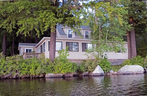 Quiet, clean 4-bed lake-front cottage on Loon Pond, NH
