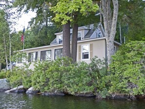 Exterior - Quiet, clean 4-bed lake-front cottage on Loon Pond, NH (Hillsborough)