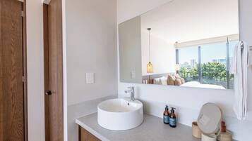 Departamento, balcón, vista a la ciudad | Baño