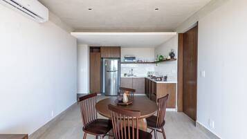 Departamento, balcón, vista a la ciudad | Restaurantes