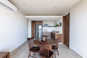 Departamento, balcón, vista a la ciudad | Restaurantes