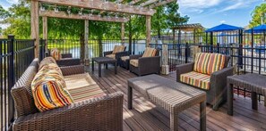 Terrace/patio - Palacios Luxe Haven - Lakefront + Private Hot Tub (Kissimmee)