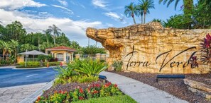 Property grounds - Palacios Luxe Haven - Lakefront + Private Hot Tub (Kissimmee)