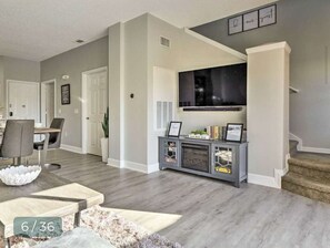 Interior - Palacios Luxe Haven - Lakefront + Private Hot Tub (Kissimmee)