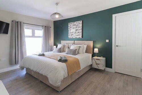 Perfect Booking | 4 Bed Home in Aberdare